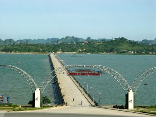 Con đường dài 2,5 km nối đảo Tuần Châu với đất liền.